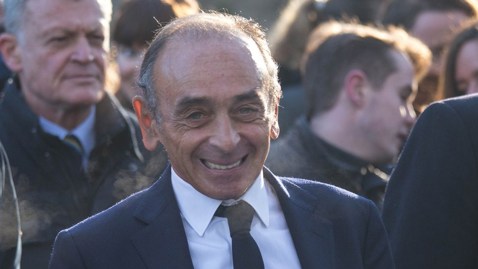 Kallade unga migranter ”mördare och våldtäktsmän” – tvingas böta hundratusen