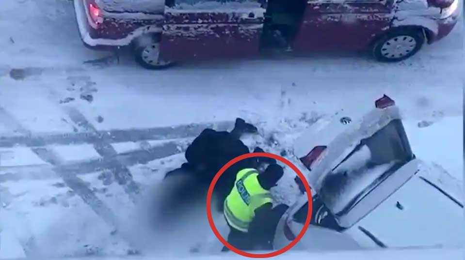 Man rånad av falska poliser