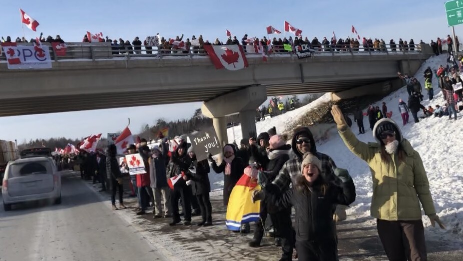 Lastbilschaufförer protesterar mot vaccintvång med kilometerlånga konvojer