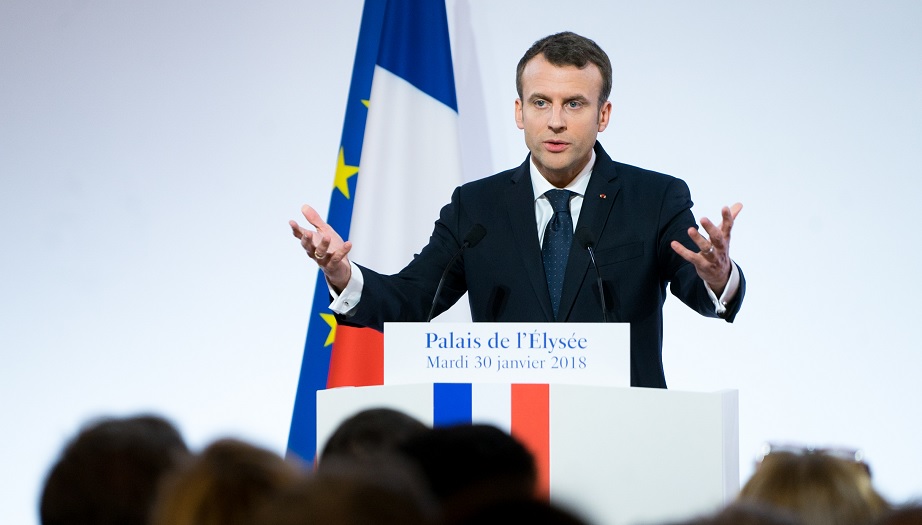 Macron försvarar uttalande om att göra ovaccinerade förbannade