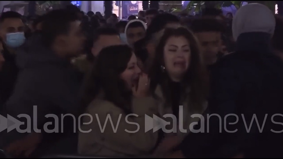 VIDEO: Män i grupp trakasserar unga kvinnor på nyårsafton