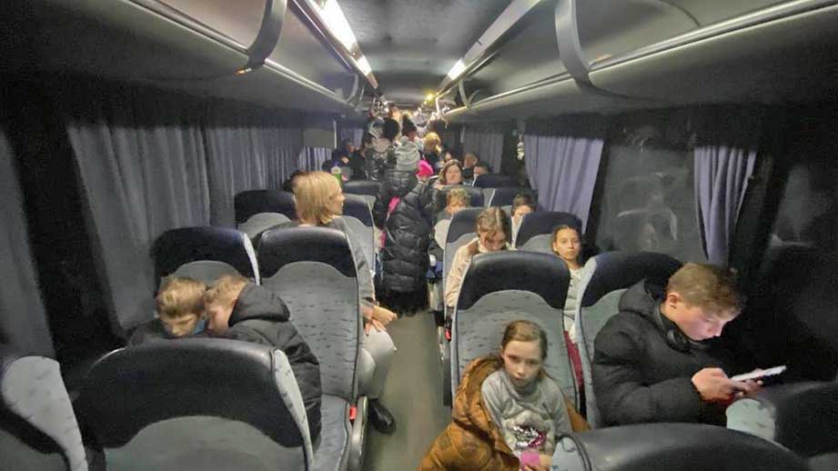 80-tal ukrainska barnhemsbarn på väg till Sverige