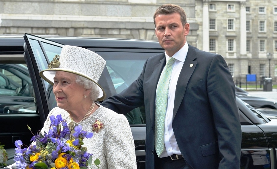 Spioner uppmanas tänka på sina ’vita privilegier’