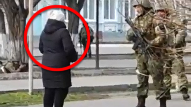 VIDEO: Ukrainsk kvinna skäller ut rysk soldat – ”Det här är vårt land”