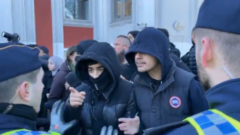 VIDEO: Lamotte attackerades vid koranbränning – ”Jävla rasist”