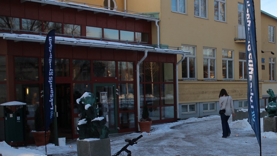 Beväpnad man gick in på skola – hotade elever