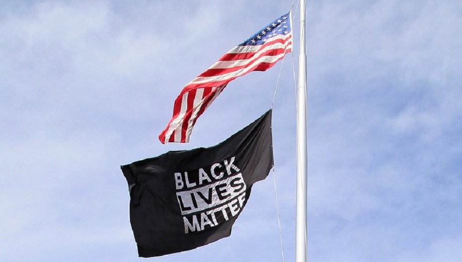 Amerikansk ambassad hissar BLM-flagga