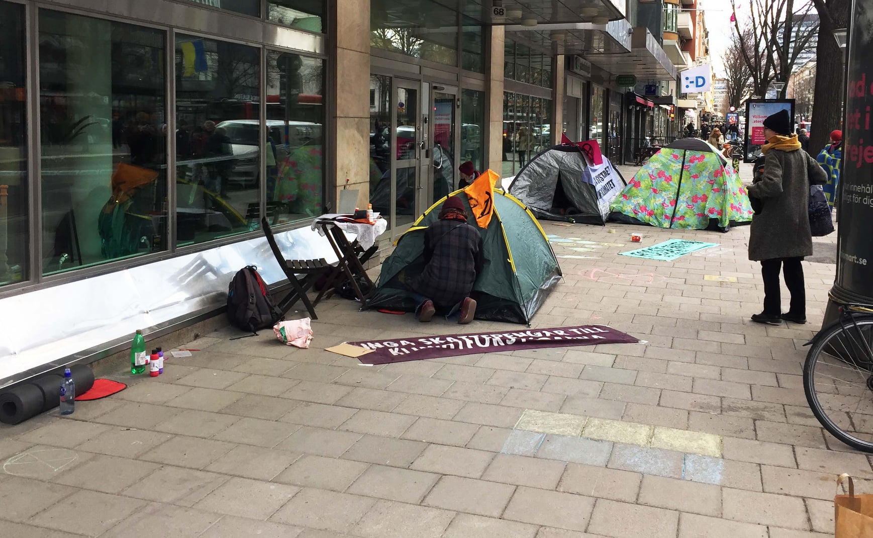 Gretas klimatalarmister stormade Socialdemokraternas kontor