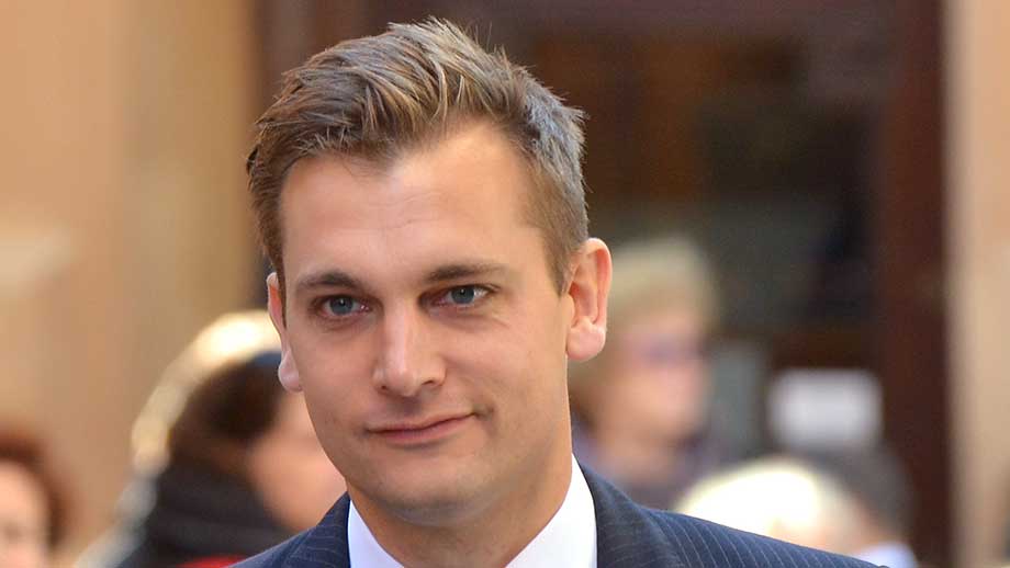 Förre MP-ministern skulle rekrytera generaldirektör – tog jobbet själv