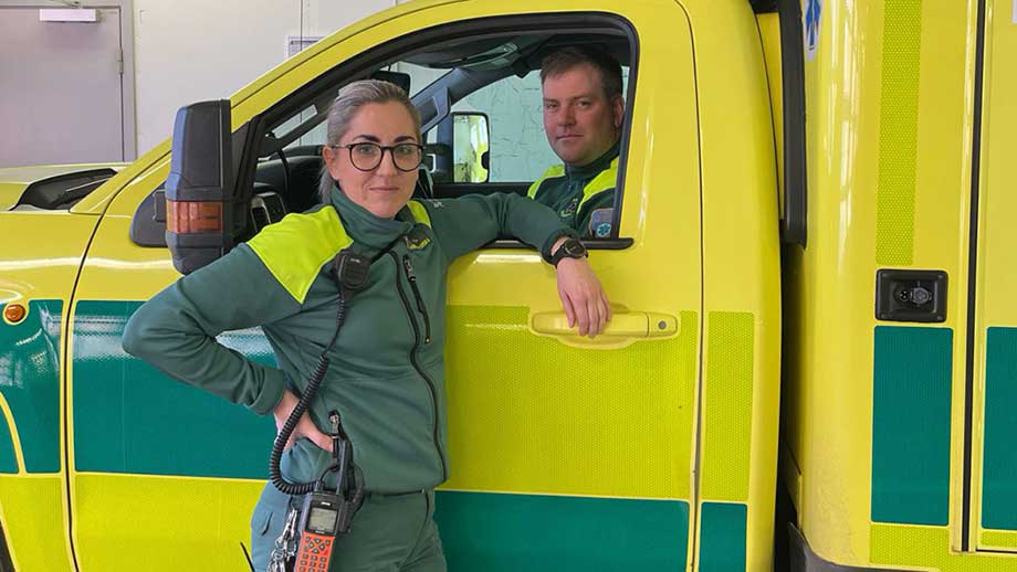 Ambulanspersonal överfölls av invandrare vid utryckning