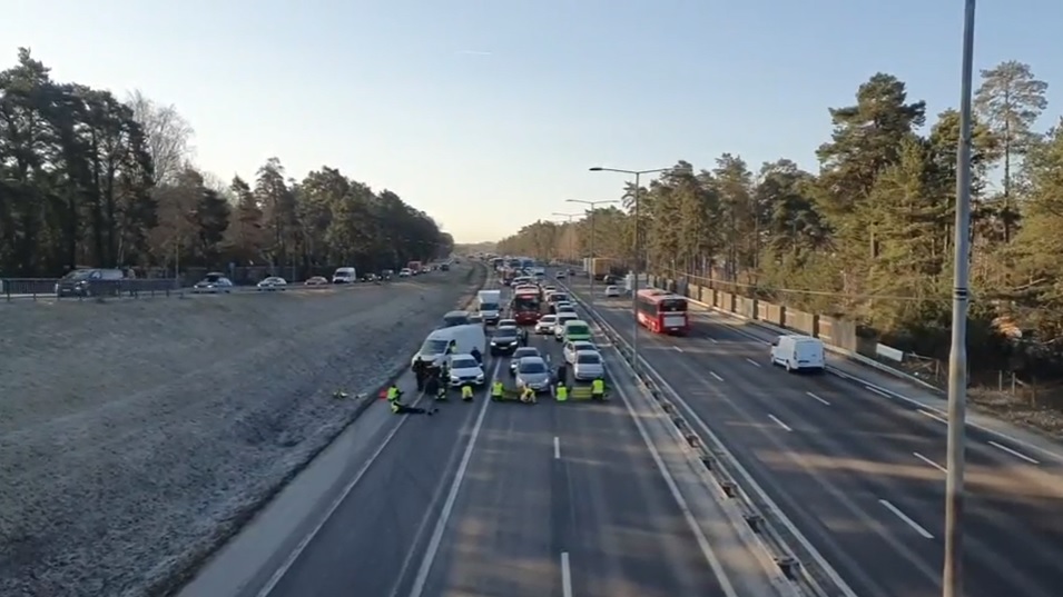 Klimatextremister blockerar ännu en motorväg i rusningstrafik