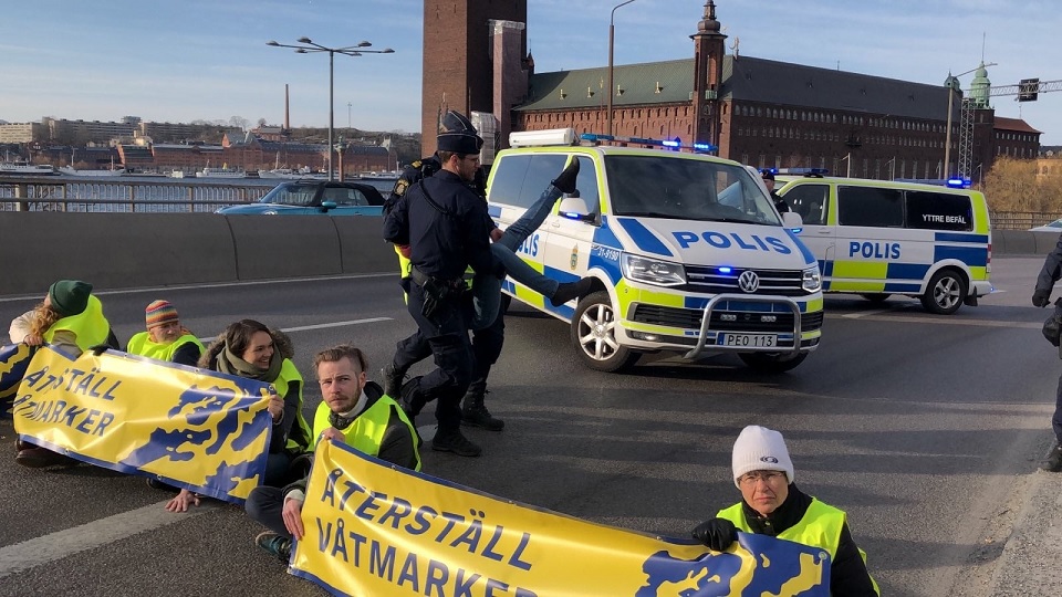 Klimataktivister blockerade trafiken mitt i Stockholm