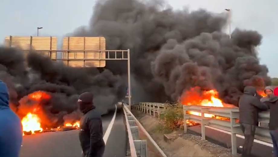Fiskare blockerade vägbro med eldbarrikad – protesterar mot höga bränslepriser