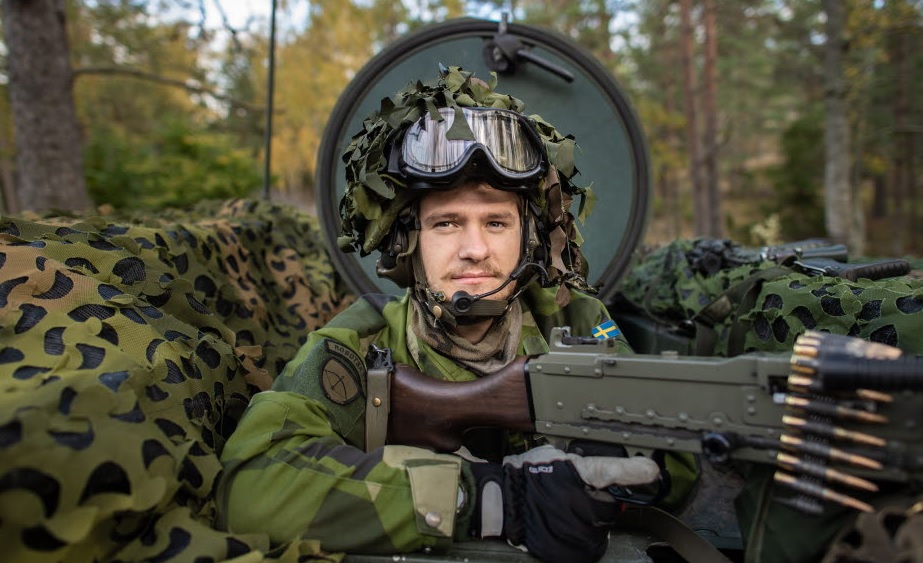 Sex av tio beredda försvara Sverige – konservativa i topp