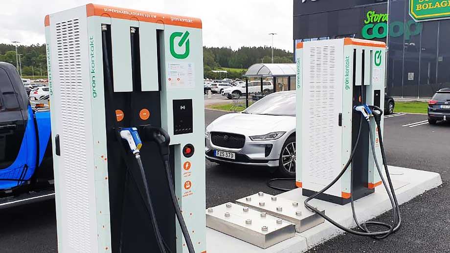 Kaos på landets laddstationer – elbilsägare får vänta i timmar