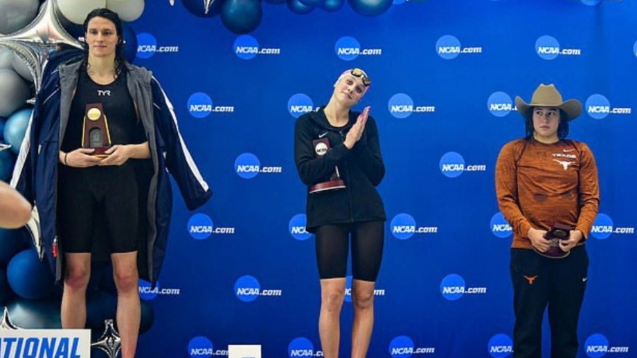 Amerikanska feminister protesterar mot ”transsimmare”