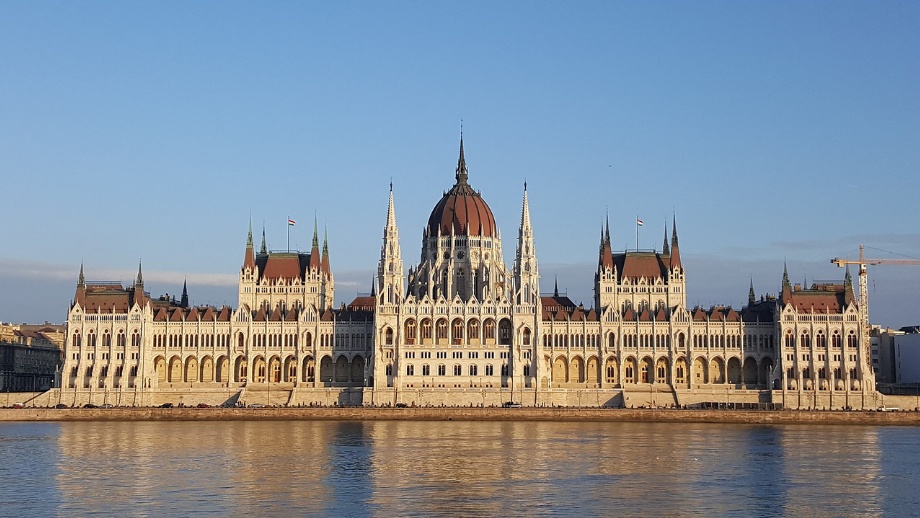 Fidesz behåller ledningen inför valet i Ungern