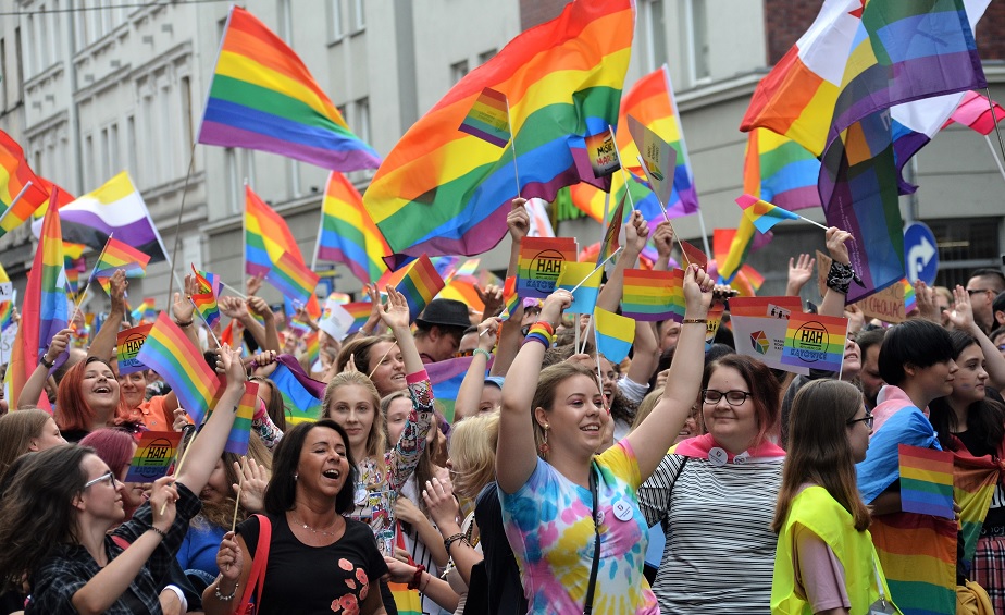 Kommun bussar ungdomar till Pridefestival