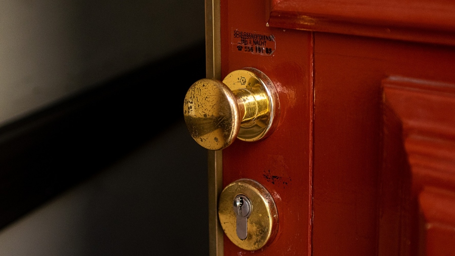 Äldre par bands fast och rånades i hemmet – i flera dagar