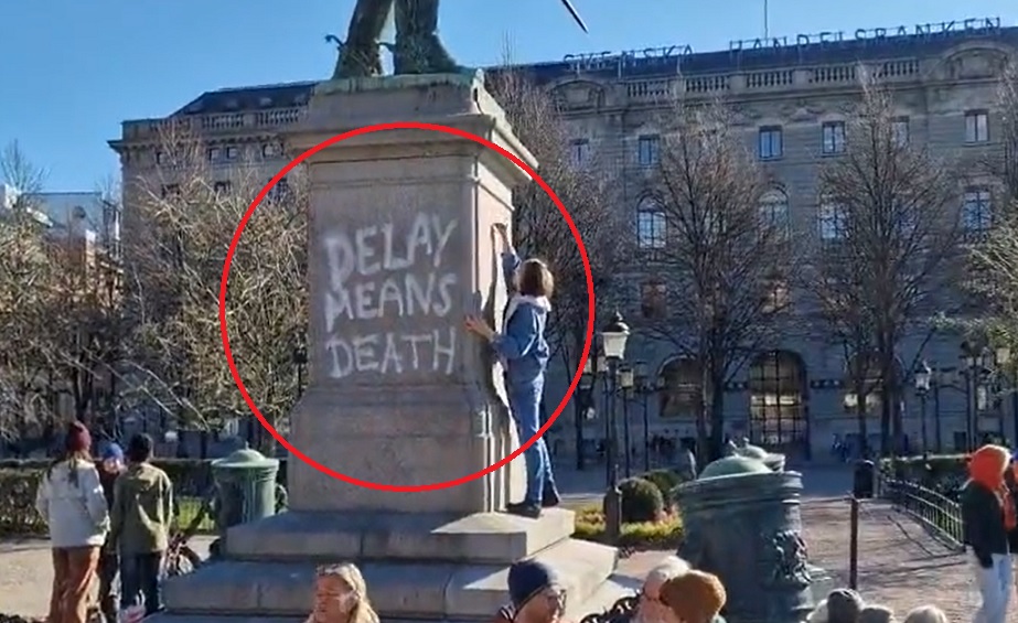 VIDEO: Klimatextremister ockuperar och vandaliserar Karl XII-staty