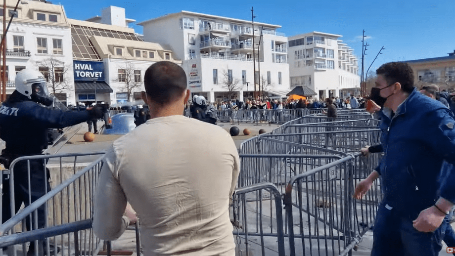 Se norsk polis använda tårgas mot islamister