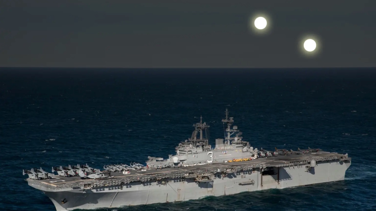 Amerikanskt krigsfartyg jagades av två bilstora UFO-”ljusbollar”