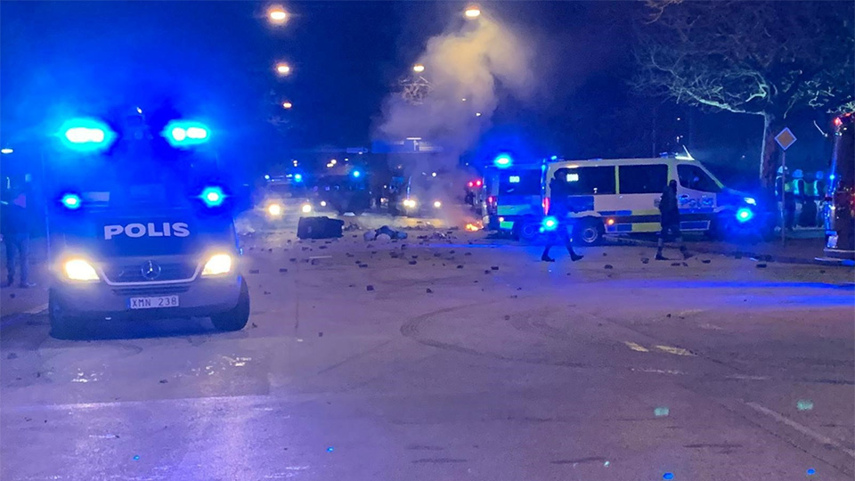 Polisen: Hundratals poliser kan ha skadats i korankravallerna