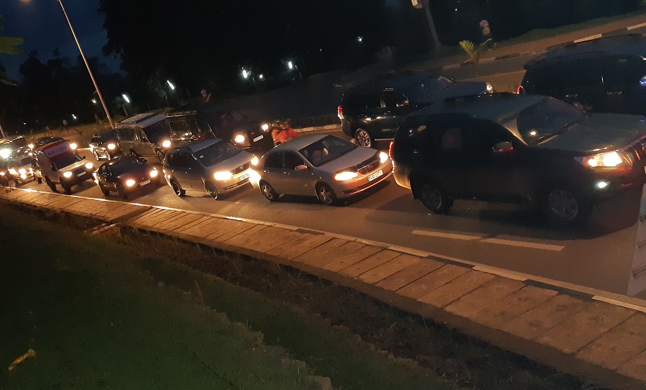 Maskerade stoppade och attackerade bilister på motorväg