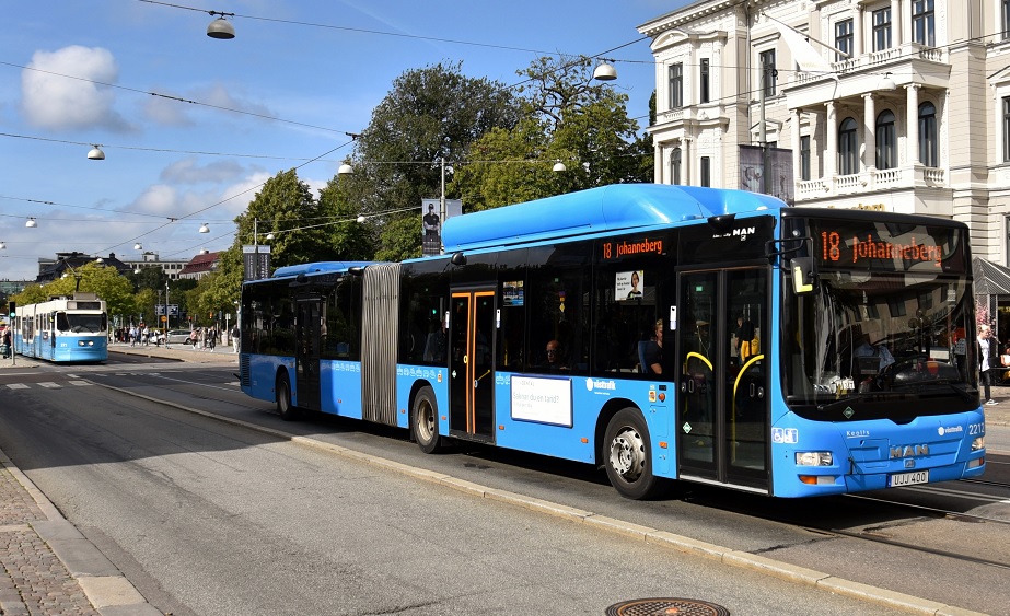 Busslinjer stoppas efter stenkastning