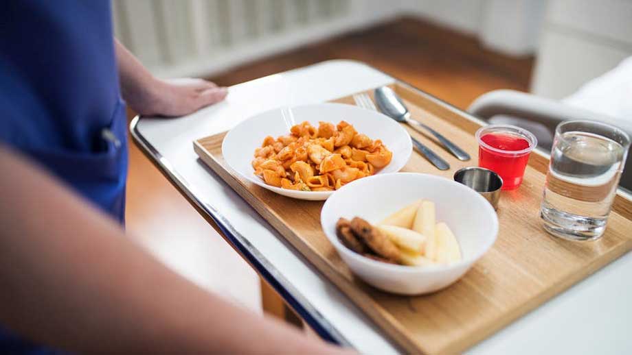 Skenande ”sossepriser” på mat – kommuner skär ned till äldre och skolbarn