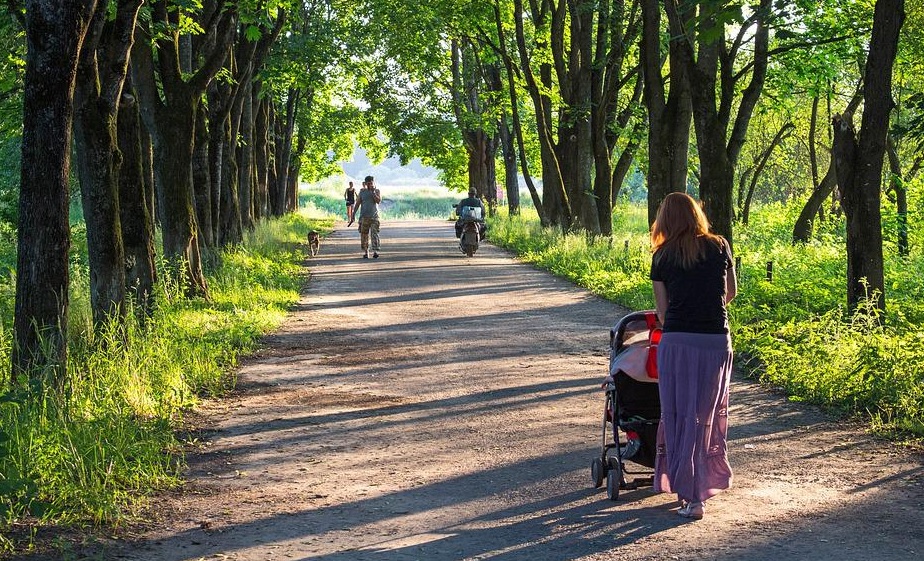Mamma med barnvagn misshandlad och rånad