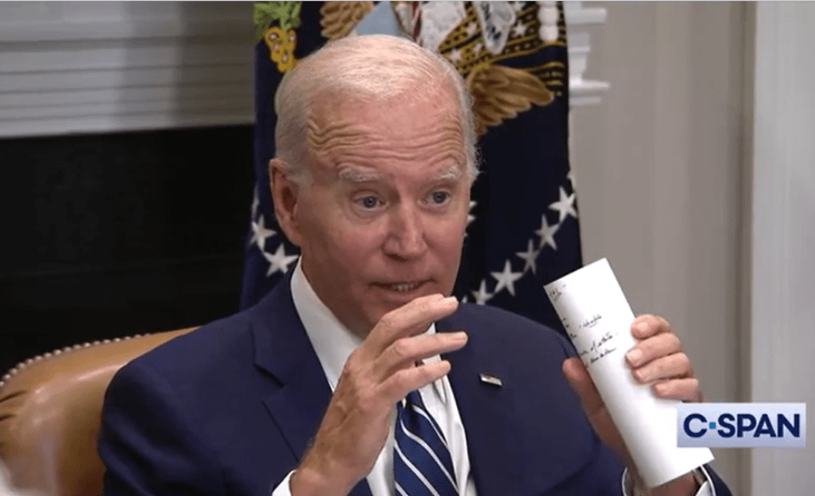 Biden råkade visa upp detaljerad lathund – med beteendeinstruktioner