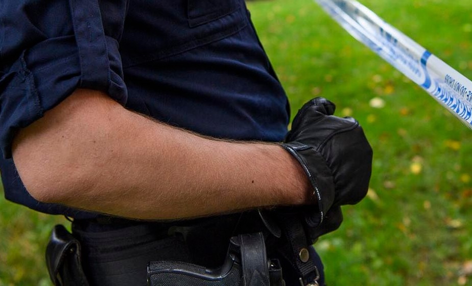 Skyddsombud kräver beväpnade poliser på passexpedition i ’utsatt’ område