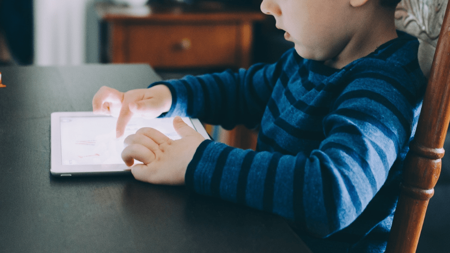 10 forskare: Små barn bör aldrig vara framför skärmar