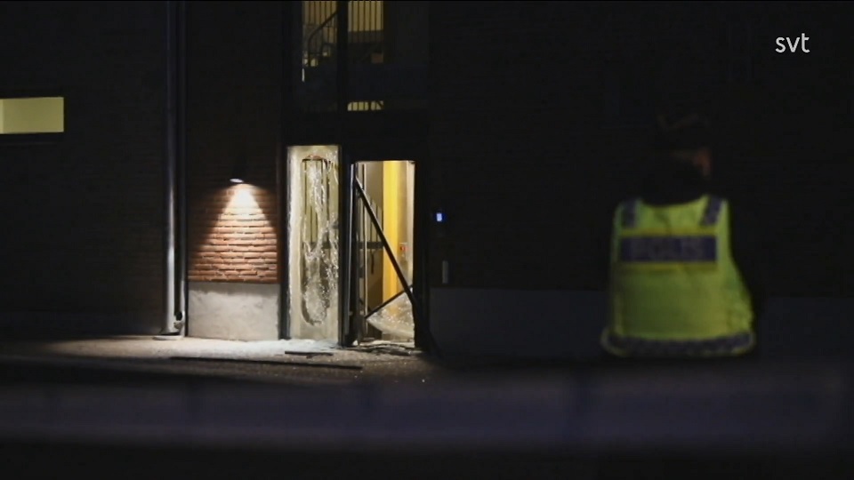 Bombningar och skjutningar under natten