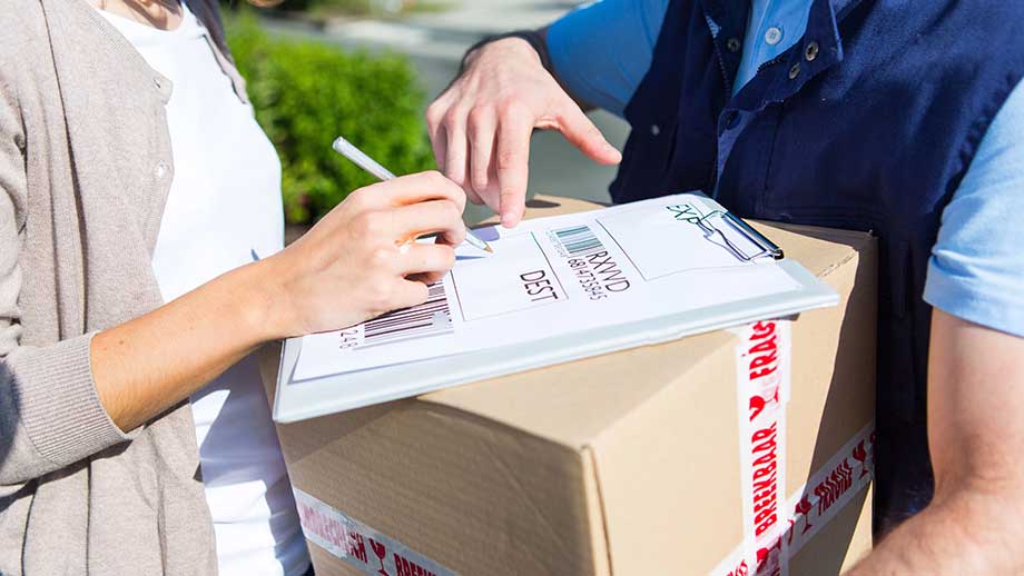 Barnfamilj rånades i hemmet av falsk budfirma