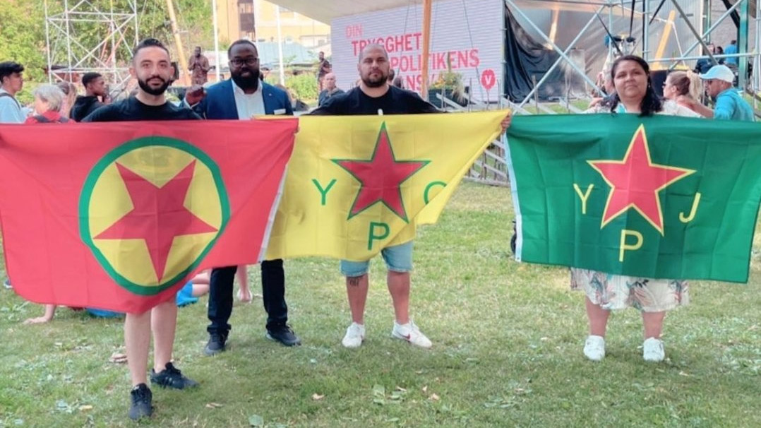 Här poserar V-topparna med PKK-flagga i Almedalen