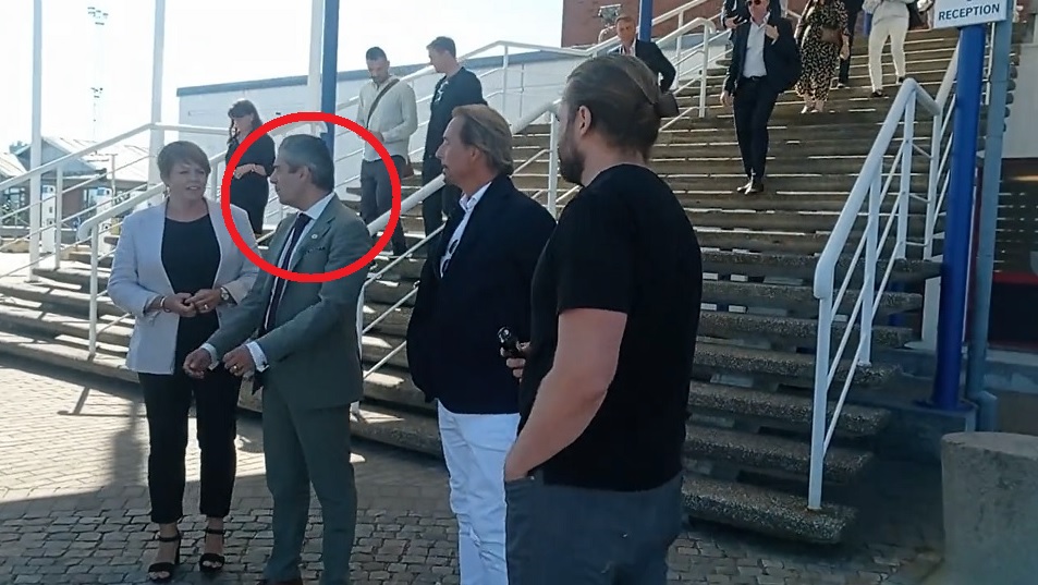 VIDEO: Här flyr energiministern frågor om sossepriser på el