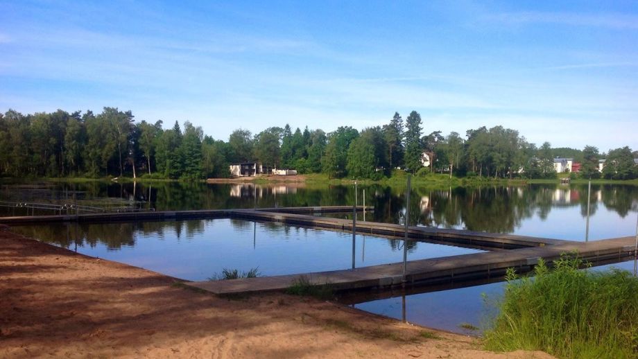 Okända män våldtog man vid badplats