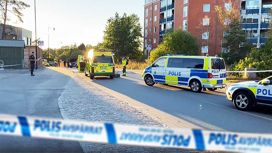 Man ihjälskjuten med flera skott i Stockholmsförort