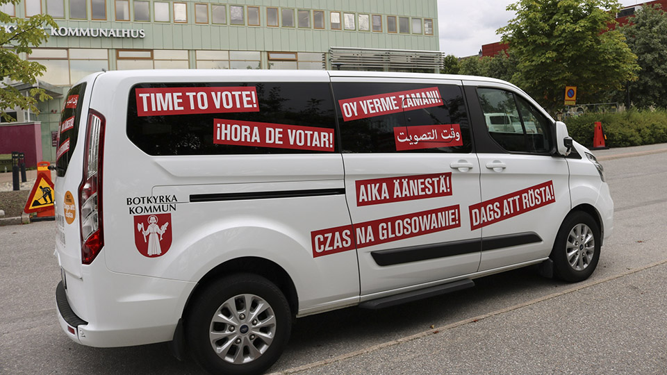 AVSLÖJAR: Röstbussar samlar in invandrares röster – ”Vet inte vad röstkortet är”