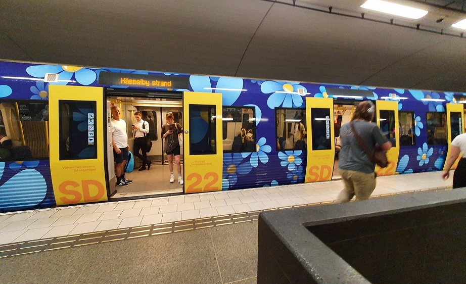 Stockholms tunnelbana rullande SD-reklam