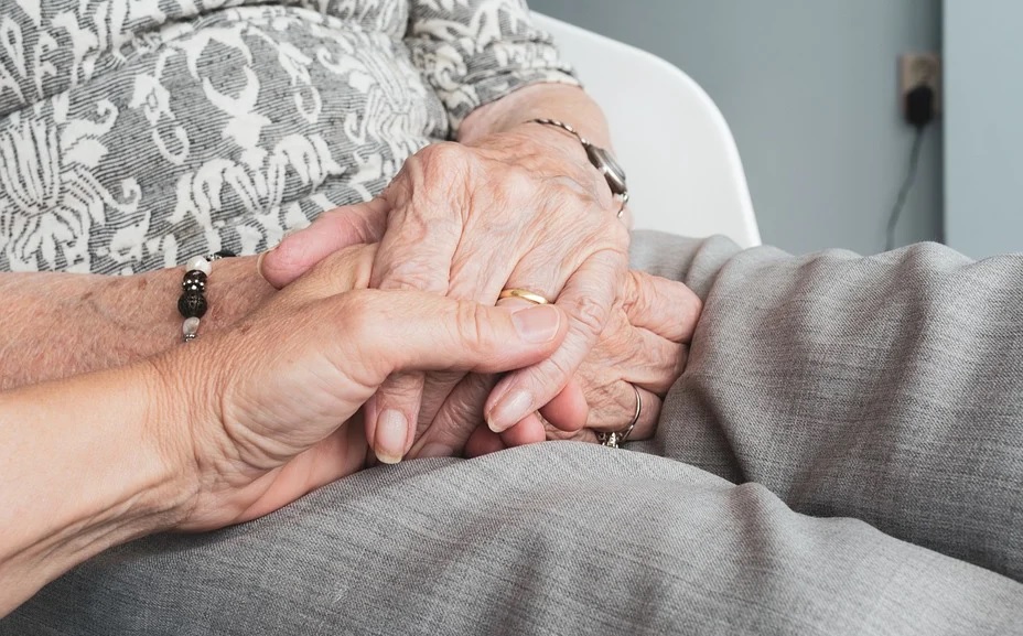 Dement stängdes in i mörkt rum