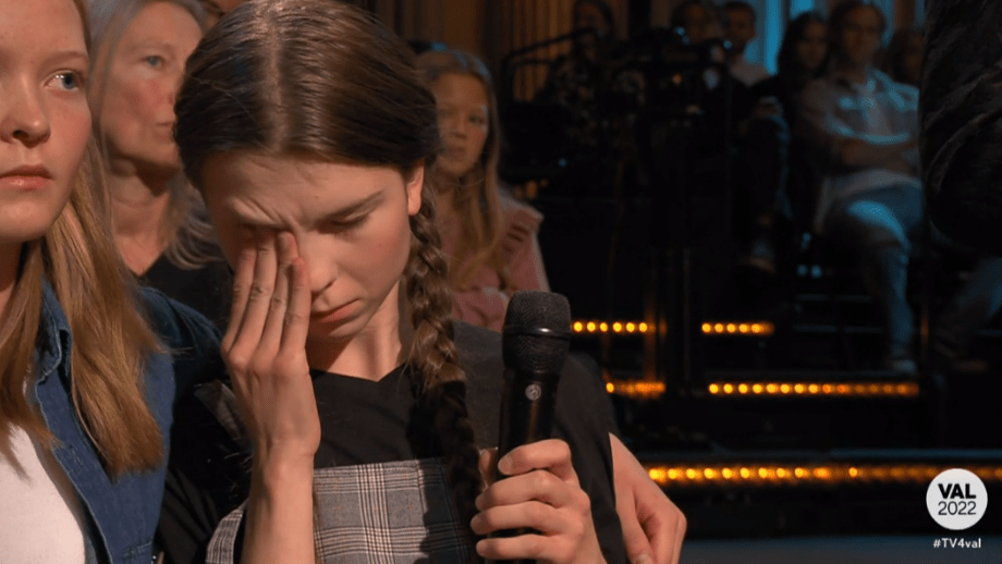 Greta-lookalike hetsar partiledarna om klimatet: ”Människor dör, hur kan ni göra såhär mot oss?”