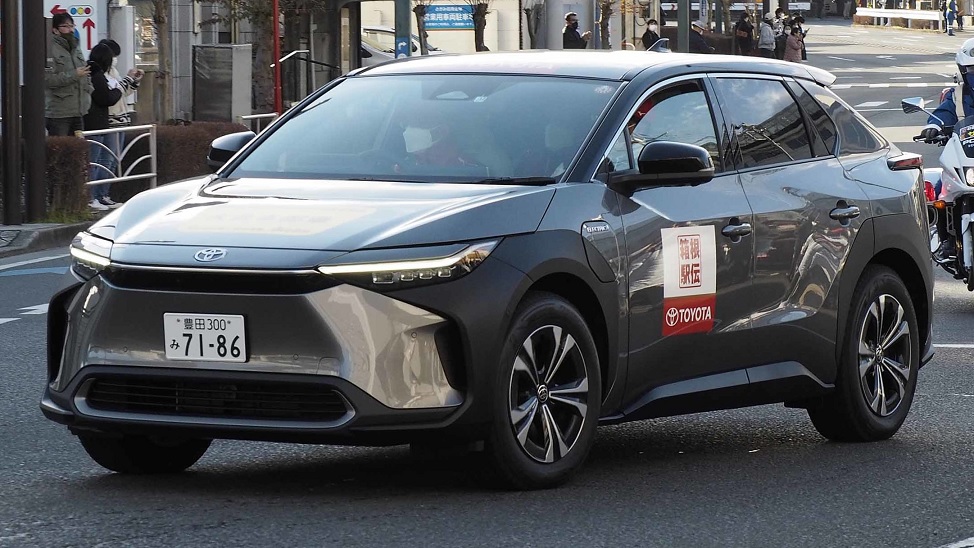 Körförbud för tusentals nya elbilar – hjulen kan ramla av