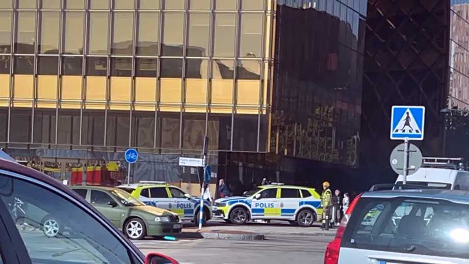 Poliser med dragna vapen evakuerade våldsdrabbat köpcentrum