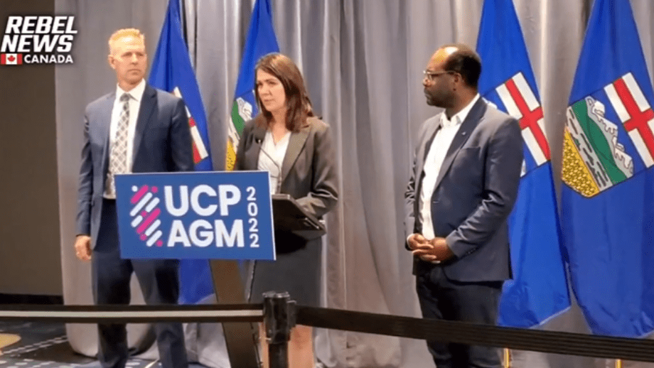 Premiärminister ber ovaccinerade medborgare om ursäkt