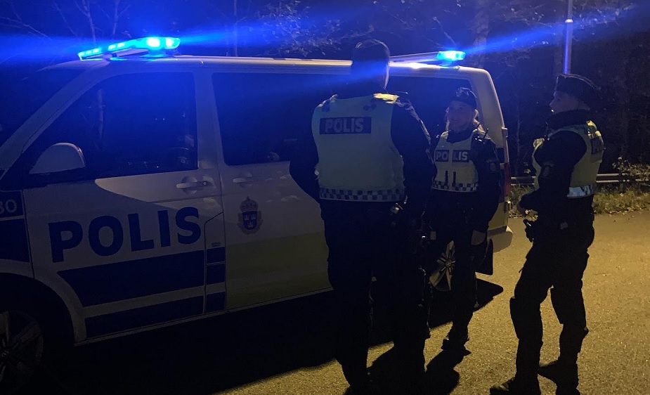 Två män ihjälskjutna i bil norr om Stockholm