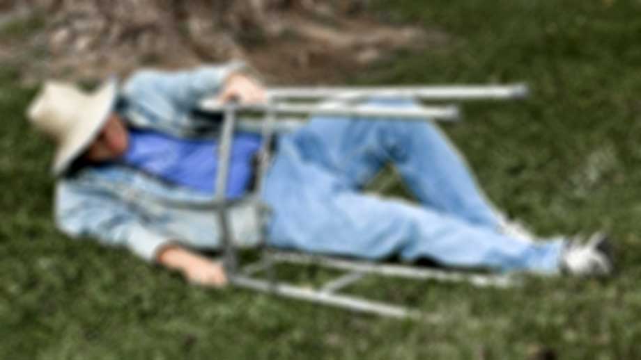 80-åring med rullator slogs medvetslös och rånades