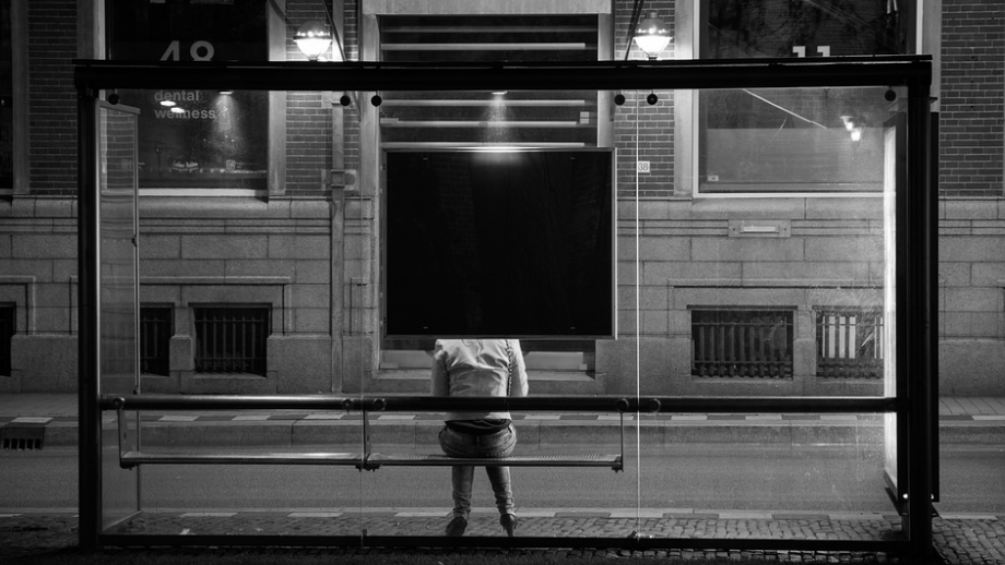 Kvinna gruppvåldtagen i busskur – fyra afghaner gripna